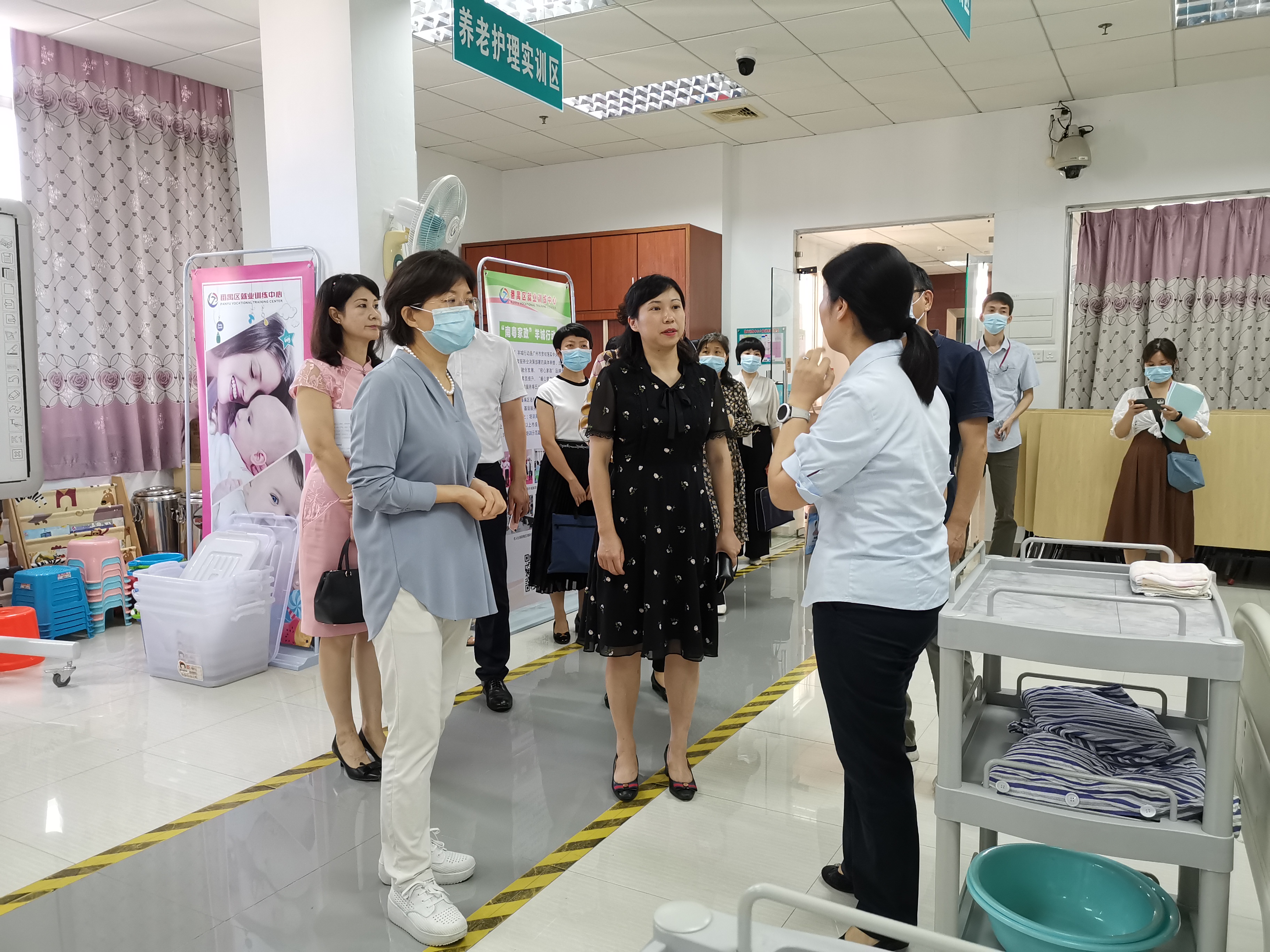 市評估督導(dǎo)組到番禺區(qū)就業(yè)訓(xùn)練中心了解婦女培訓(xùn)就業(yè)情況.jpg