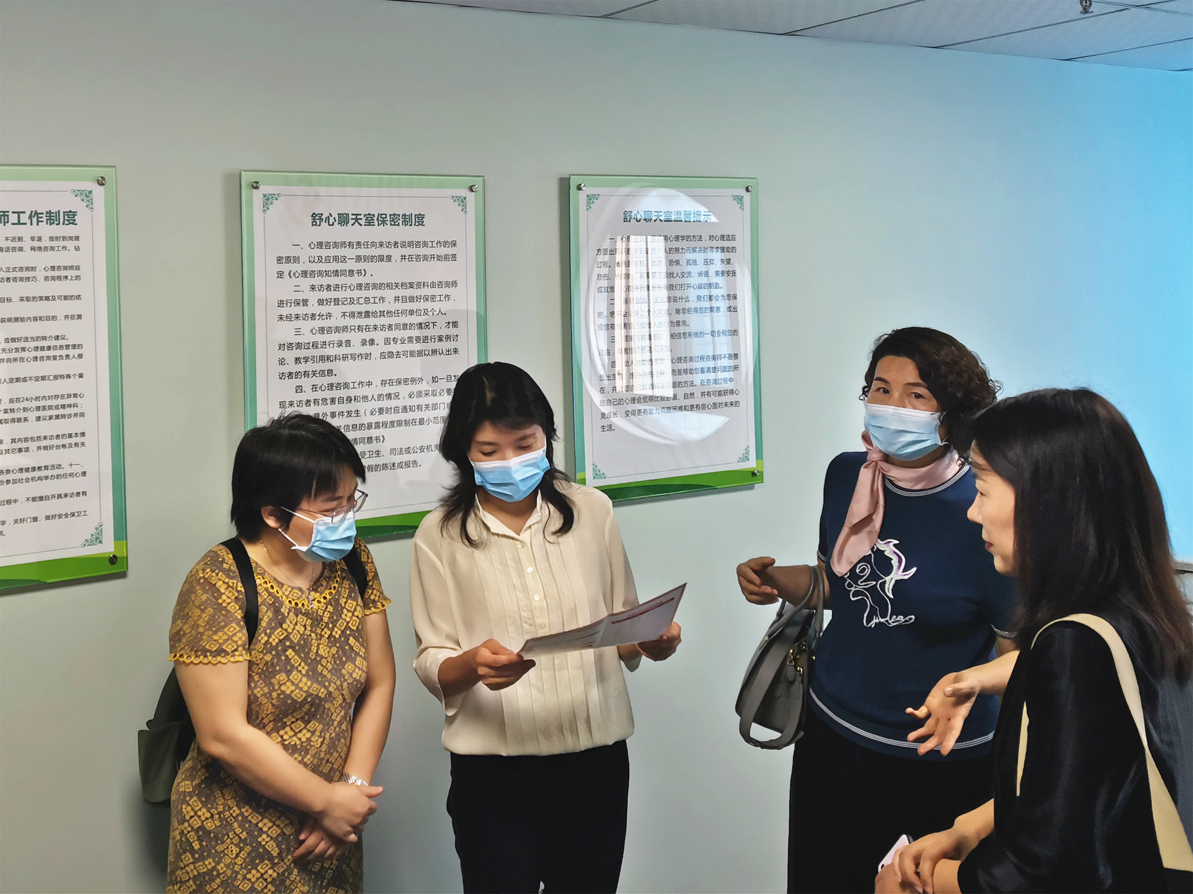 黃玉連同調(diào)研組一行參觀洛浦街舒心驛站.jpg