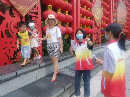 志愿者為游客提供宣傳指引服務(wù).jpg