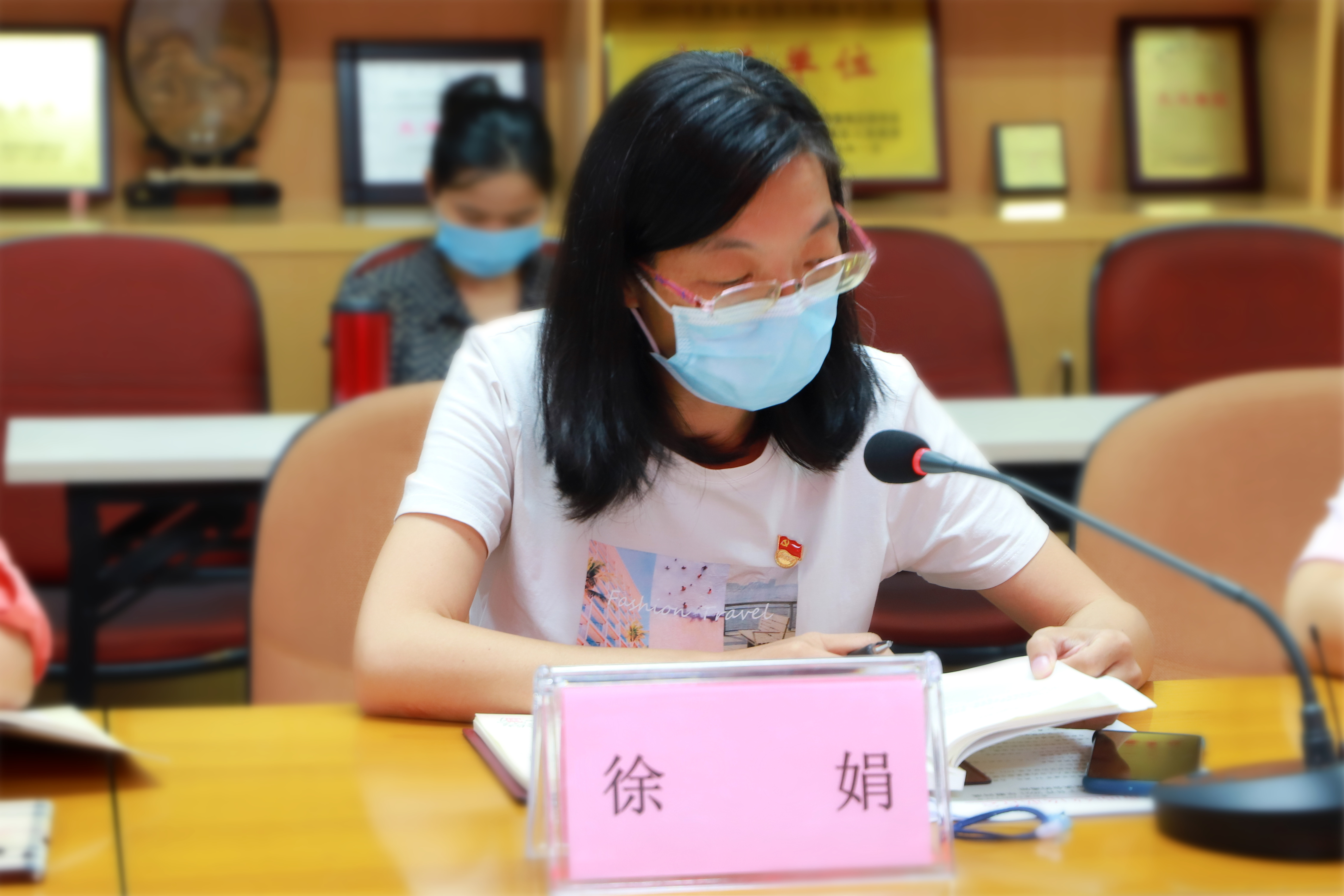區(qū)婦聯(lián)二級主任科員徐娟帶頭學(xué)習(xí)《論中國共產(chǎn)黨歷史》.jpg
