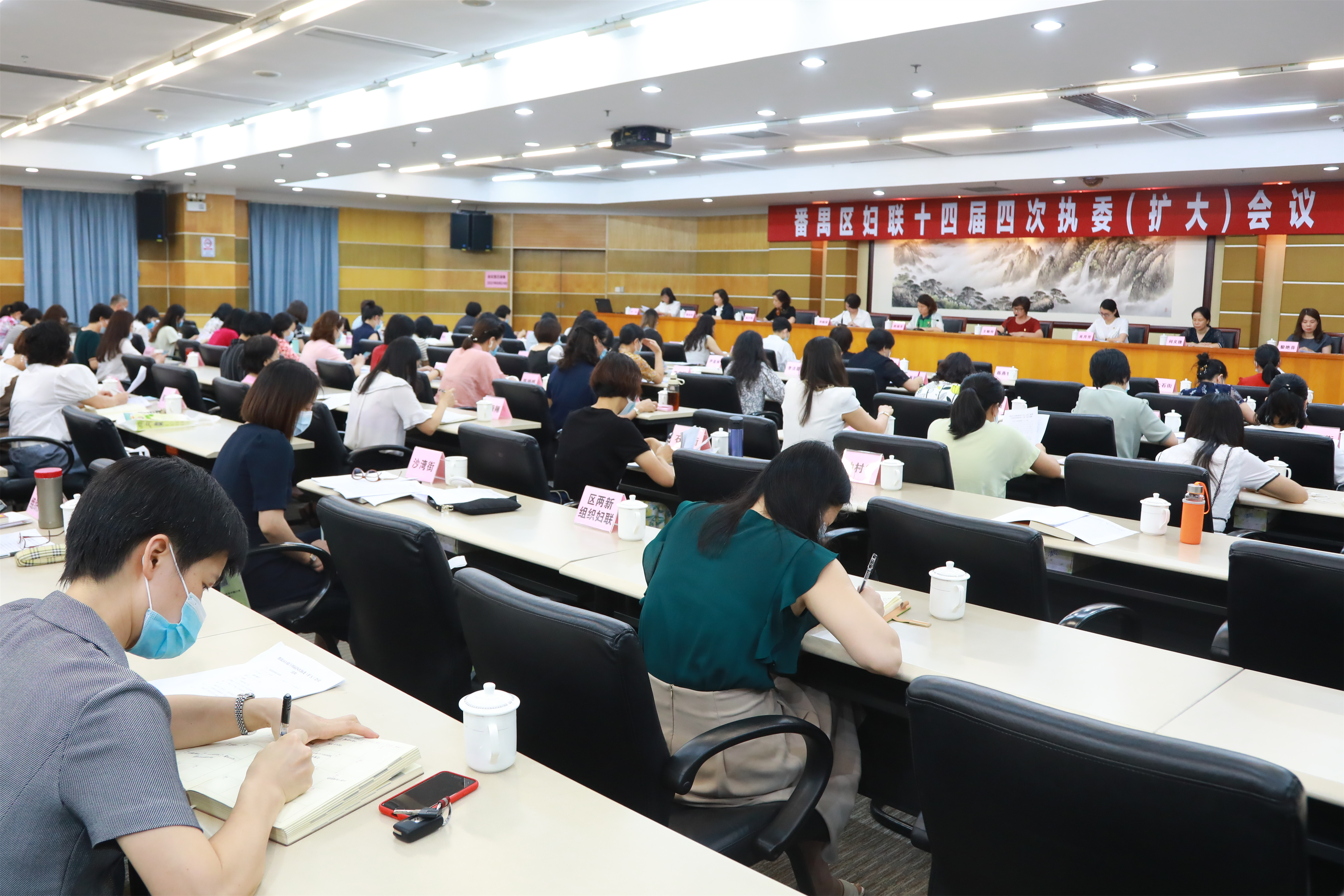 參會(huì)干部認(rèn)真聽取會(huì)議精神.jpg