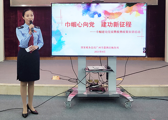 圖：女稅務(wù)官進(jìn)行政策輔導(dǎo)550.jpg
