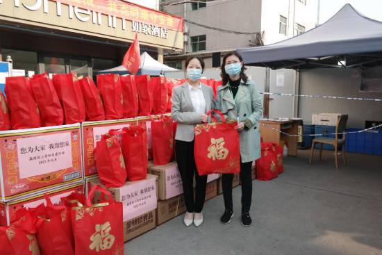 圖：區(qū)婦聯(lián)兼職副主席李云為隔離酒店女店長(zhǎng)送上慰問(wèn)品550.jpg