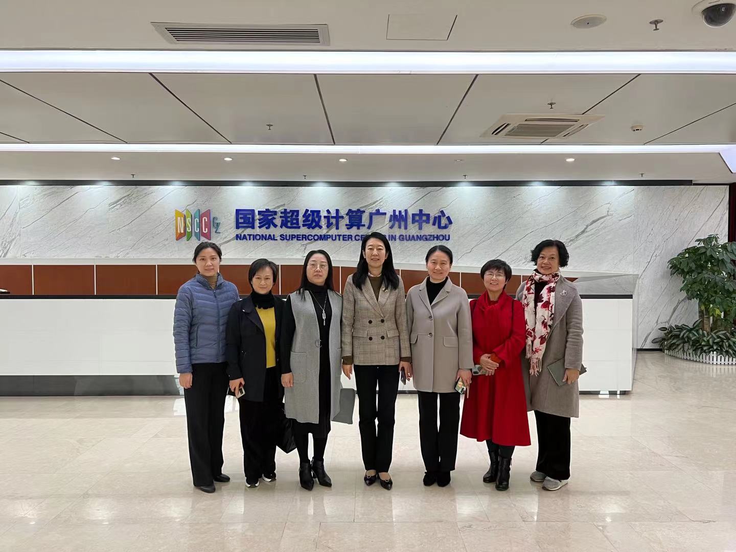 看望慰問(wèn)科技工作者——國(guó)家超級(jí)計(jì)算廣州中心主任、“天河二號(hào)”副總設(shè)計(jì)師盧宇彤.jpg