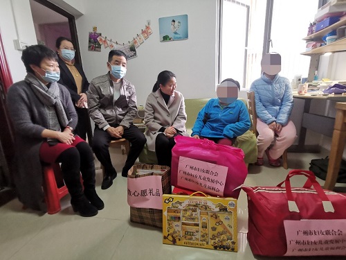 慰問組一行慰問困難家庭.jpg