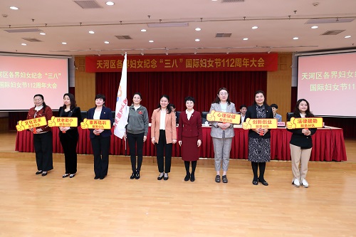 市婦聯(lián)龔紅主席為軍嫂志愿服務(wù)隊(duì)授旗.jpg