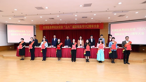 為全國(guó)省市區(qū)各級(jí)“最美家庭”代表頒獎(jiǎng).jpg