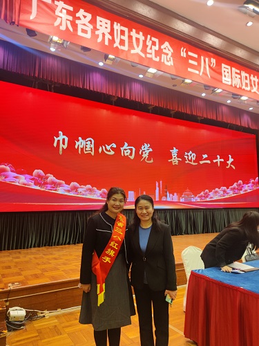 廉潔女士與市婦聯(lián)龔紅主席合影.jpg