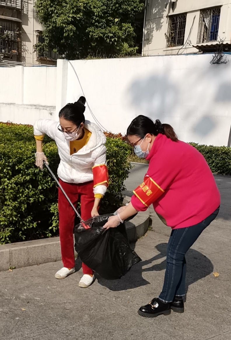 參與社區(qū)志愿服務.png