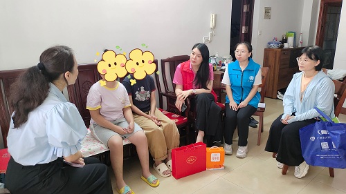 05探訪關(guān)懷社區(qū)困境兒童.jpg