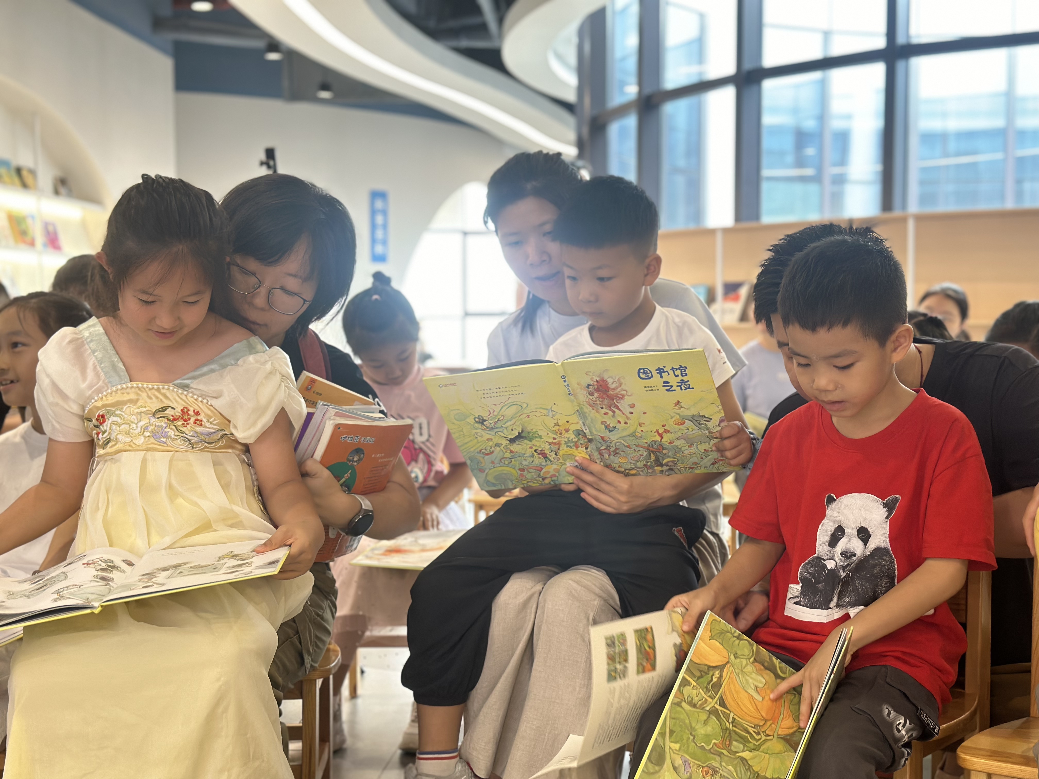 圖4：大家玩起了“按圖索驥”的游戲，找出繪本中41個故事人物。.jpg