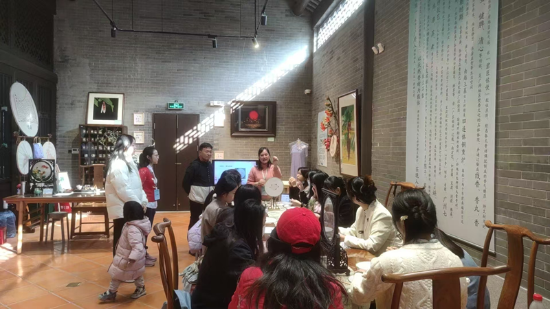 （圖：金花街道社會組織婦聯(lián)主席林莉莉開展亂針繡體驗課）.png