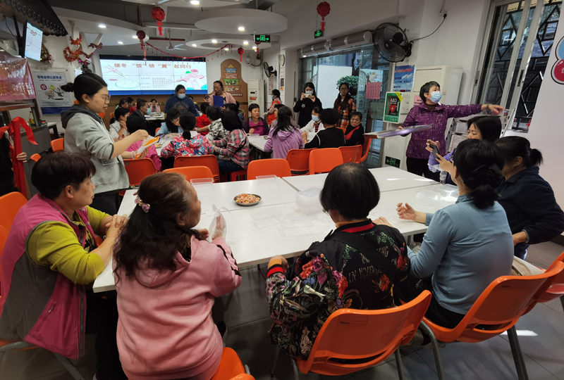 （圖：金花街道社會組織婦聯(lián)成員單位金花社工站開展包餃子活動）.png