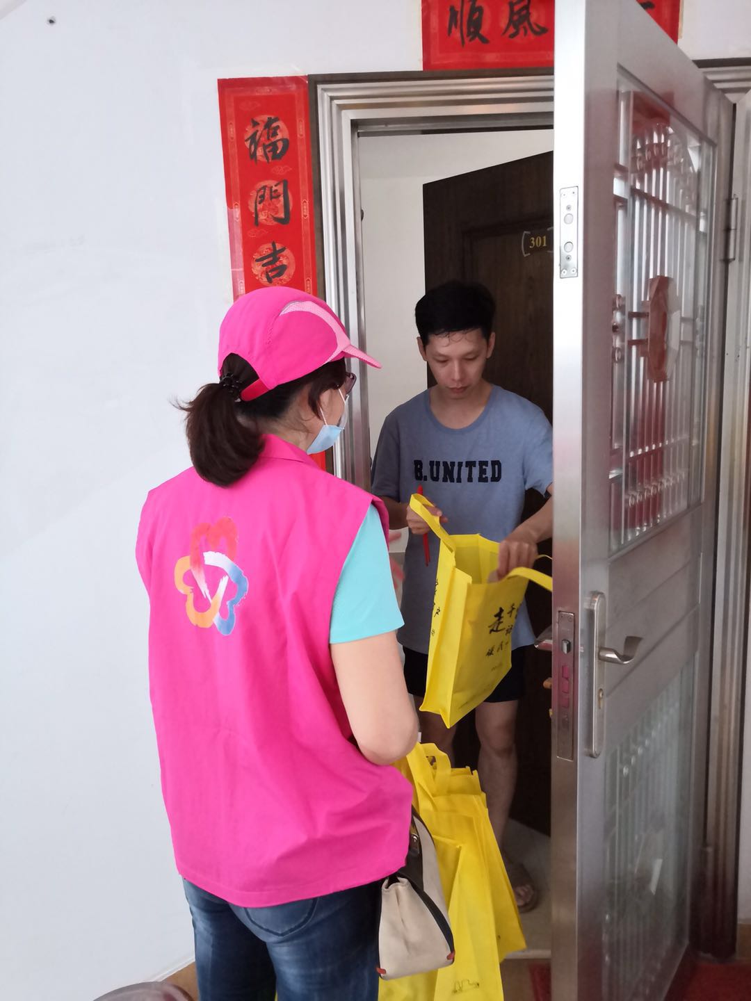黨員志愿者入戶宣傳.jpg