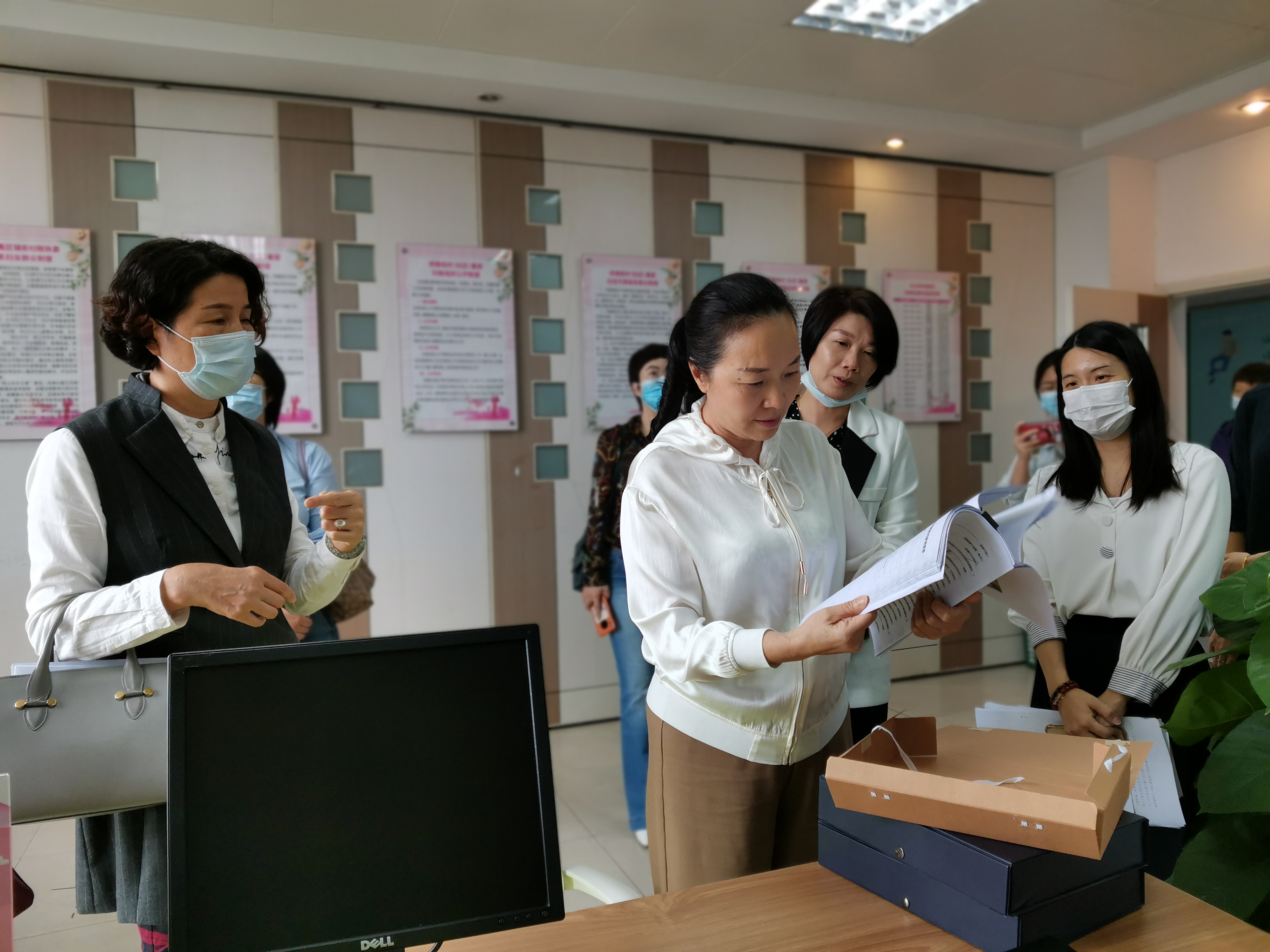 1.市婦聯(lián)調(diào)研組走訪橋南街婦女執(zhí)委工作室.jpg