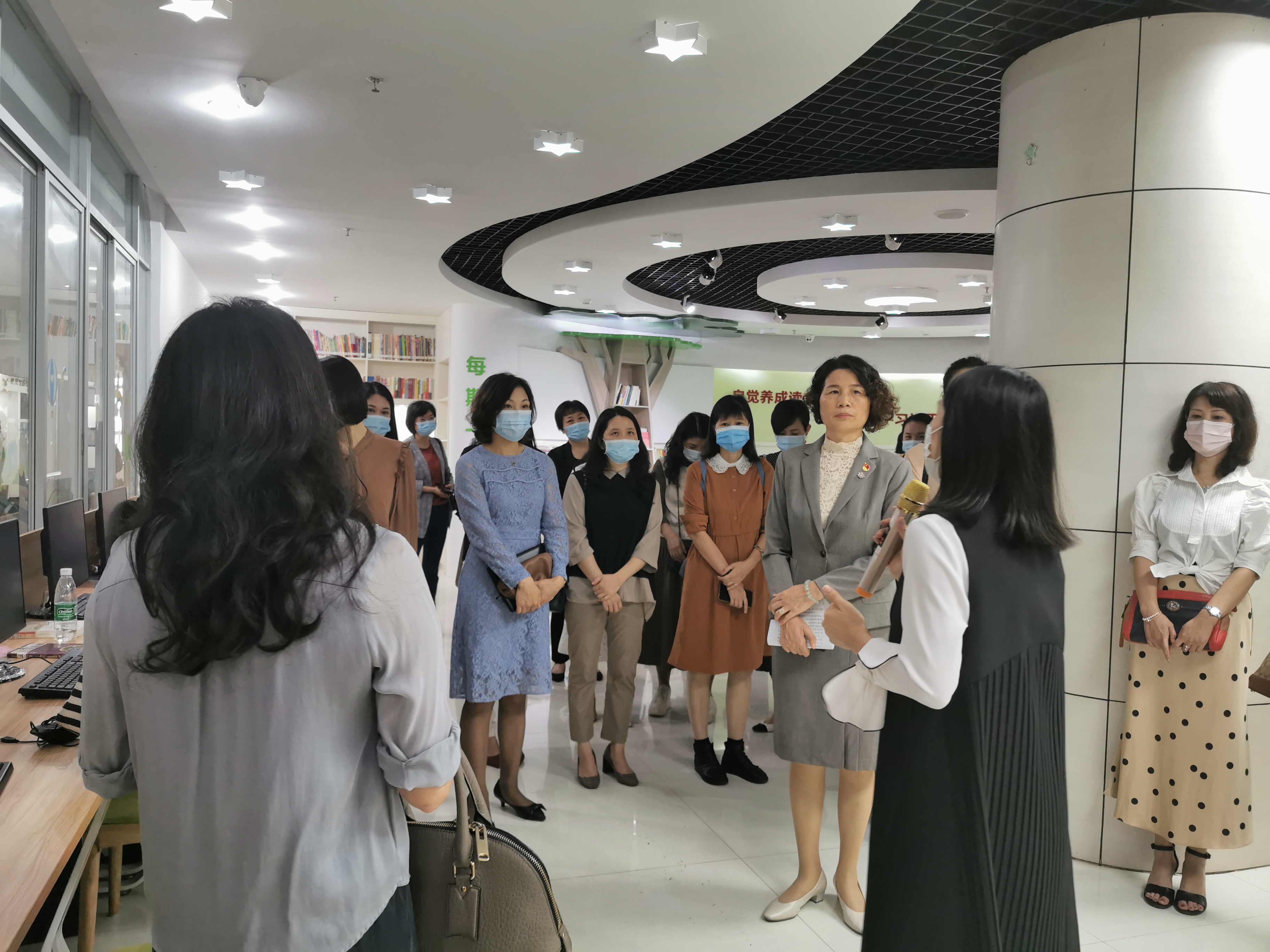 參觀橋南街婦聯(lián)執(zhí)委工作站.jpg